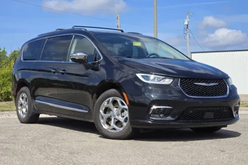 2021 Chrysler Pacifica Limited photo 2