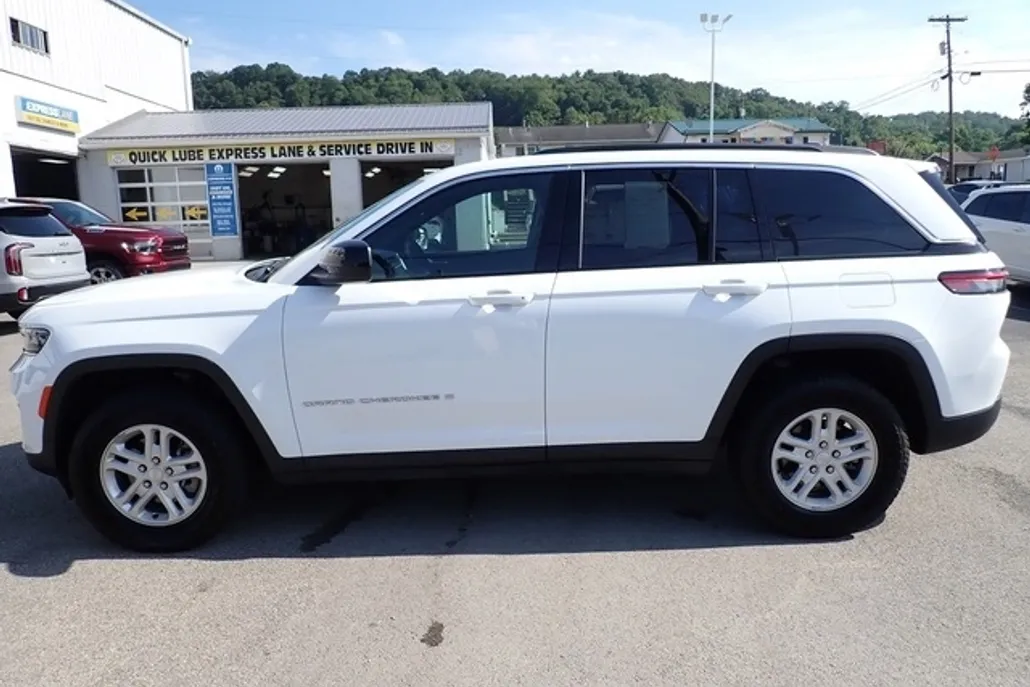 2024 Jeep Grand Cherokee Laredo photo 1