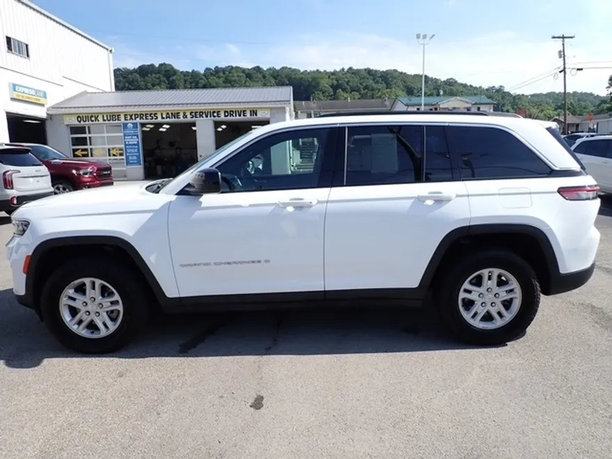 2024 Jeep Grand Cherokee Laredo photo 1
