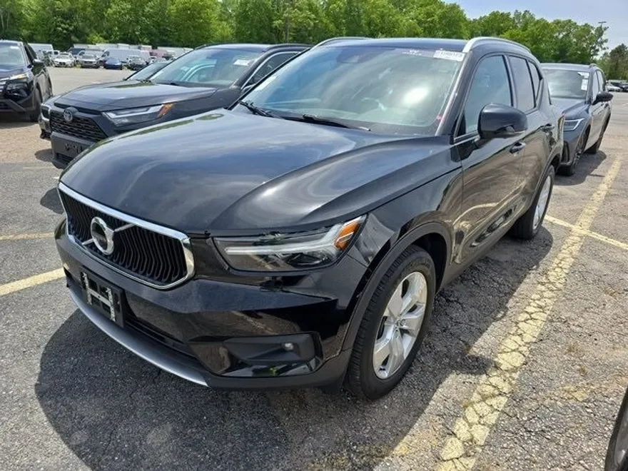 2021 Volvo XC40 Momentum photo 1