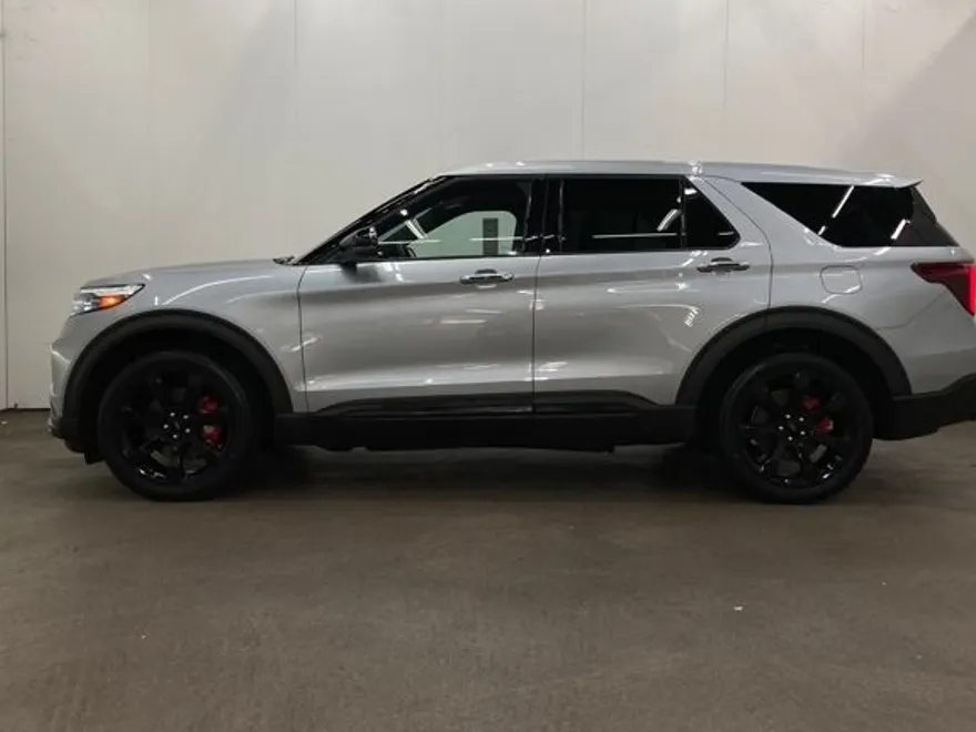 2022 Ford Explorer ST photo 1
