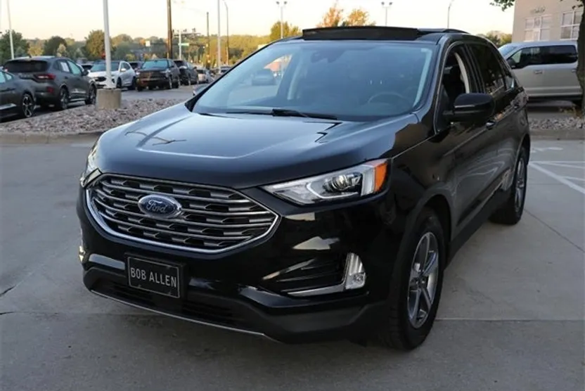 2022 Ford Edge SEL photo 1