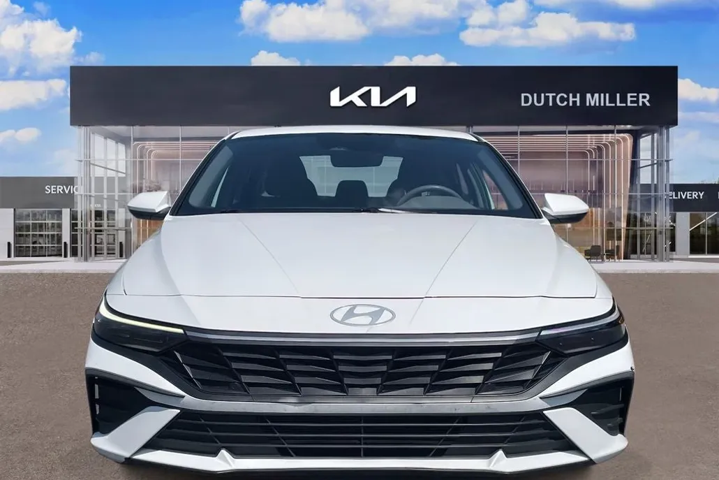 2024 Hyundai Elantra SEL photo 1