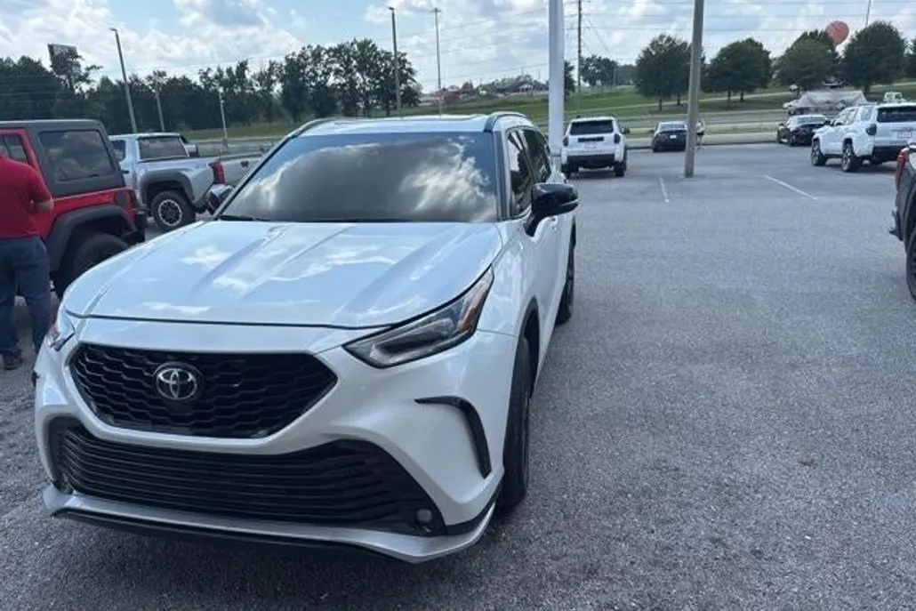 2023 Toyota Highlander L photo 1