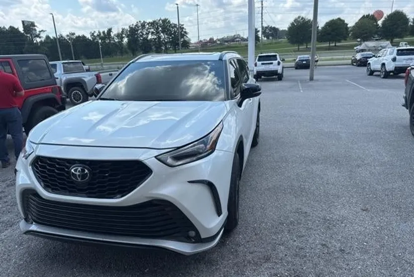 2023 Toyota Highlander L photo 1