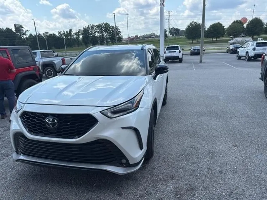 2023 Toyota Highlander L photo 1