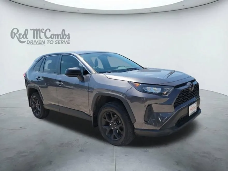 2022 Toyota RAV4 LE photo 1
