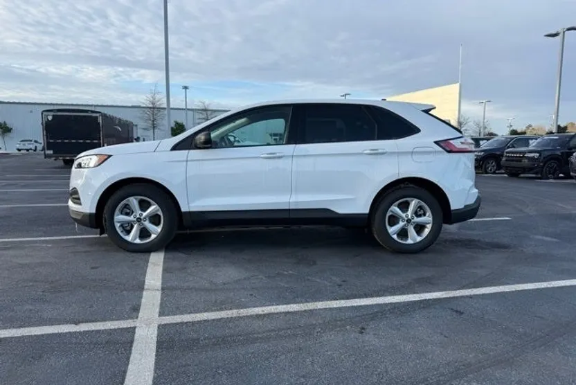 2024 Ford Edge SE photo 1