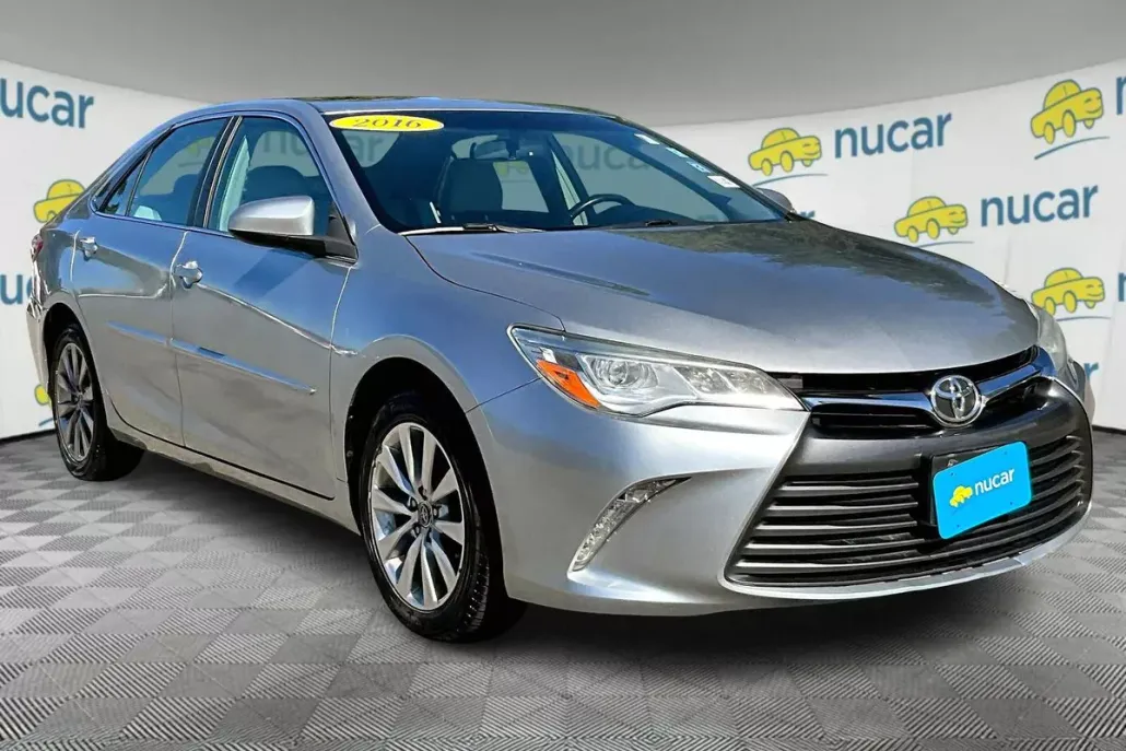 2016 Toyota Camry XLE photo 1