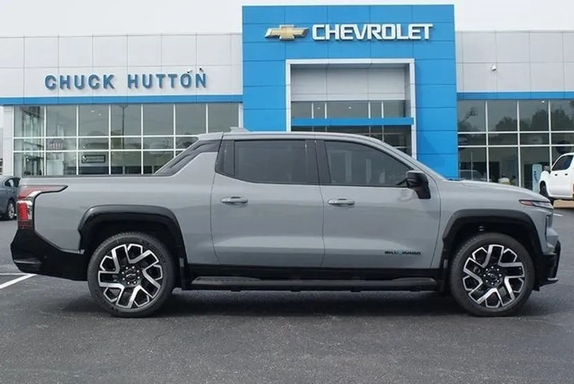 2025 Chevrolet Silverado EV RST photo 1