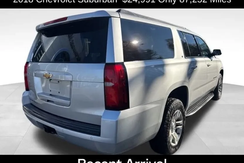 2018 Chevrolet Suburban LT photo 1