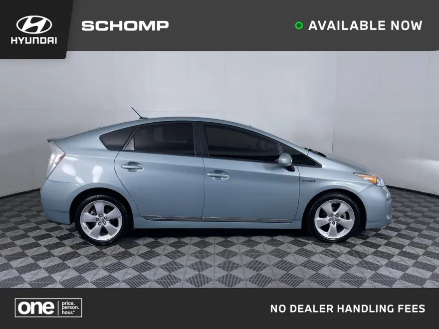 2015 Toyota Prius Four photo 1