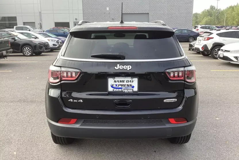 2022 Jeep Compass Latitude Lux photo 1