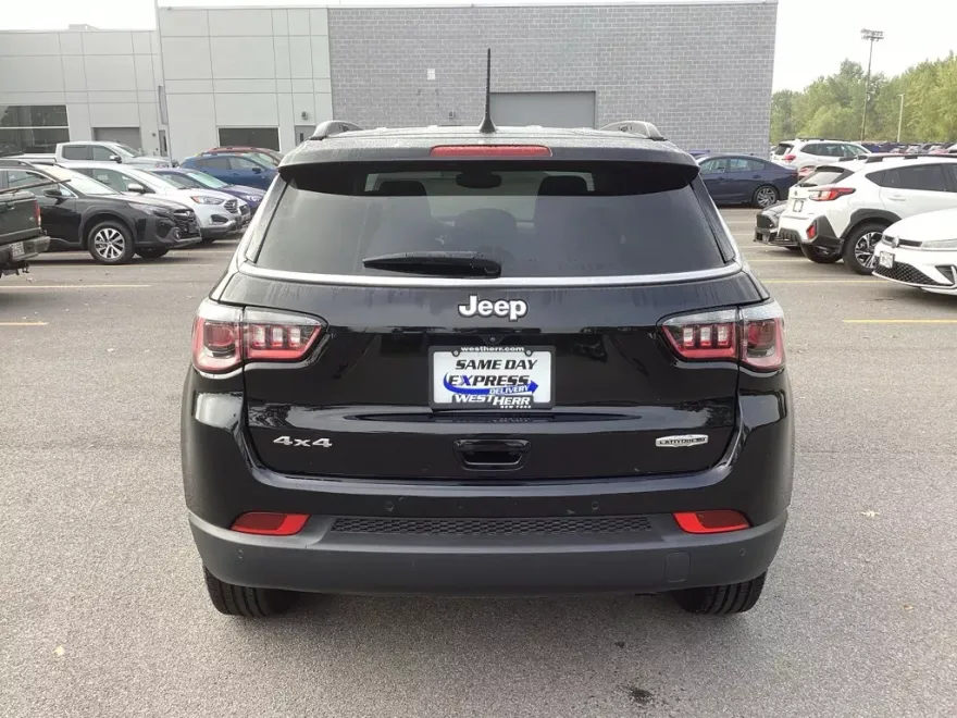 2022 Jeep Compass Latitude Lux photo 1