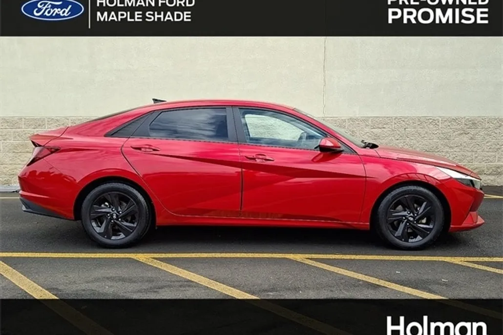 2022 Hyundai Elantra SEL photo 1