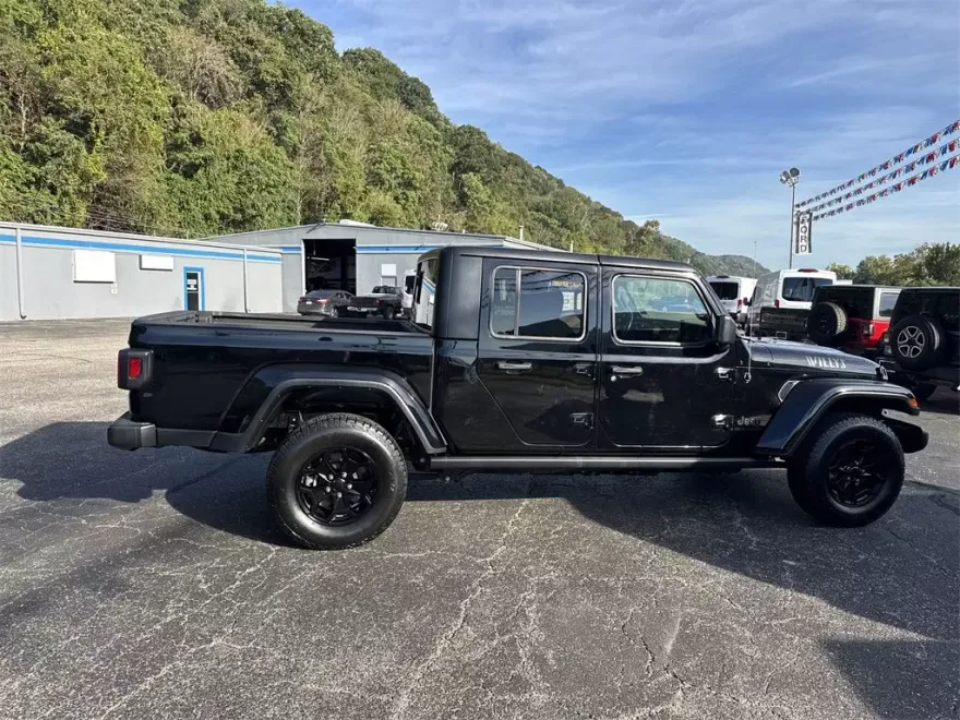 2021 Jeep Gladiator Sport photo 2