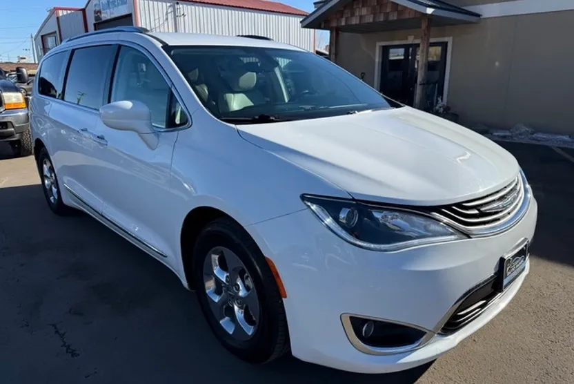 2018 Chrysler Pacifica Hybrid Touring L photo 1
