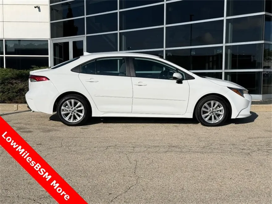 2024 Toyota Corolla LE photo 1