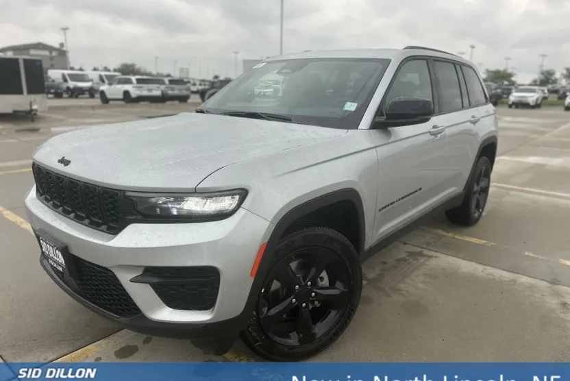 2025 Jeep Grand Cherokee Altitude photo 1