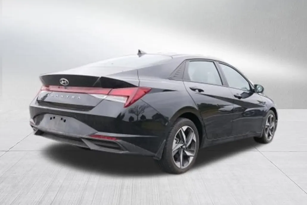 2023 Hyundai Elantra SEL photo 1