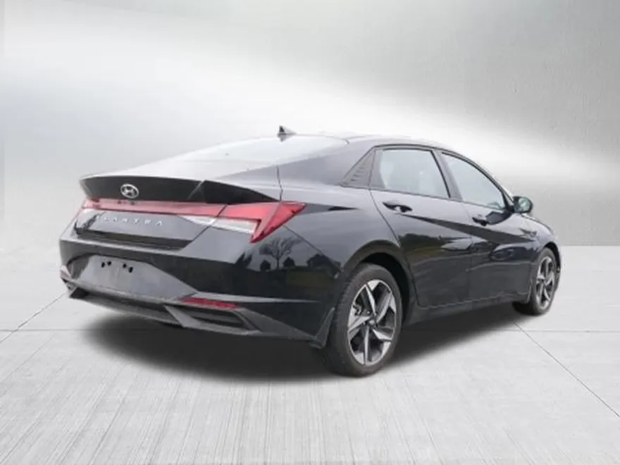 2023 Hyundai Elantra SEL photo 1