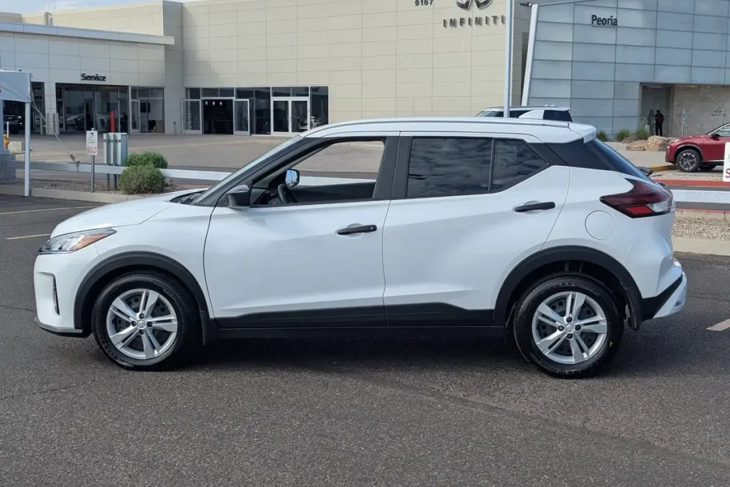 2025 Nissan Kicks Play S photo 1