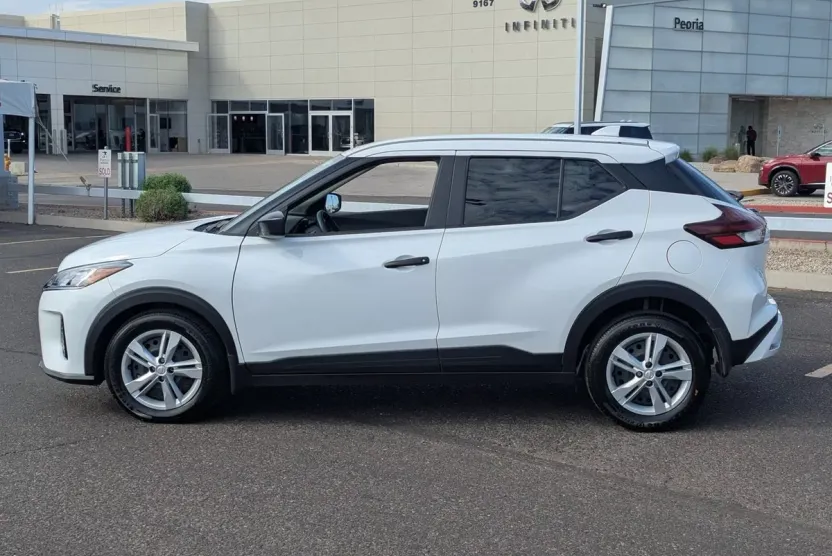 2025 Nissan Kicks Play S photo 1