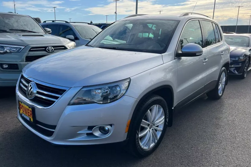 2010 Volkswagen Tiguan SE photo 1