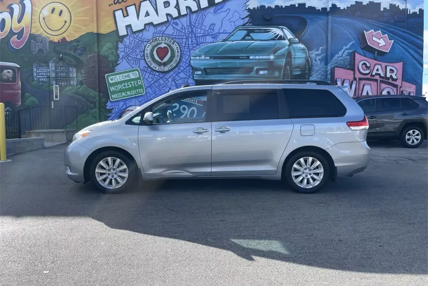 2014 Toyota Sienna XLE photo 1