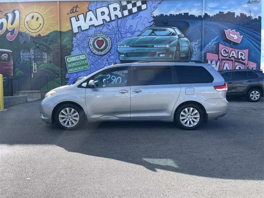 2014 Toyota Sienna XLE photo 1
