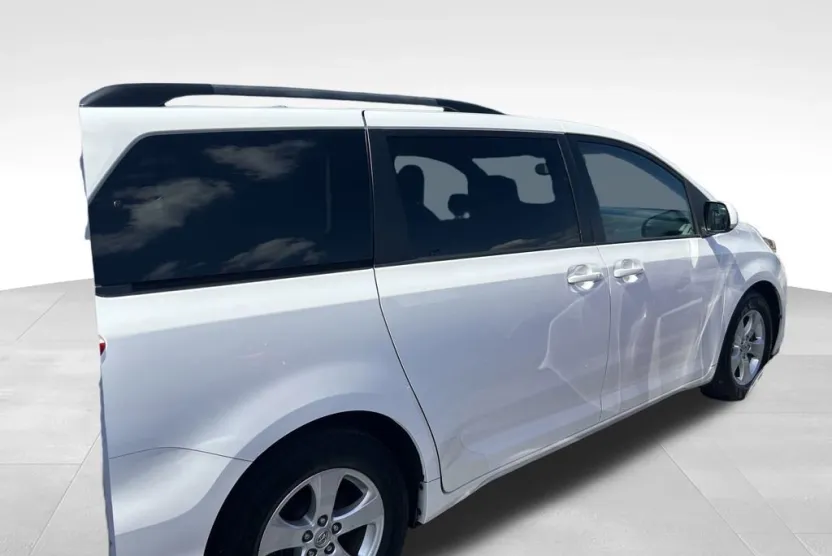 2017 Toyota Sienna L photo 1