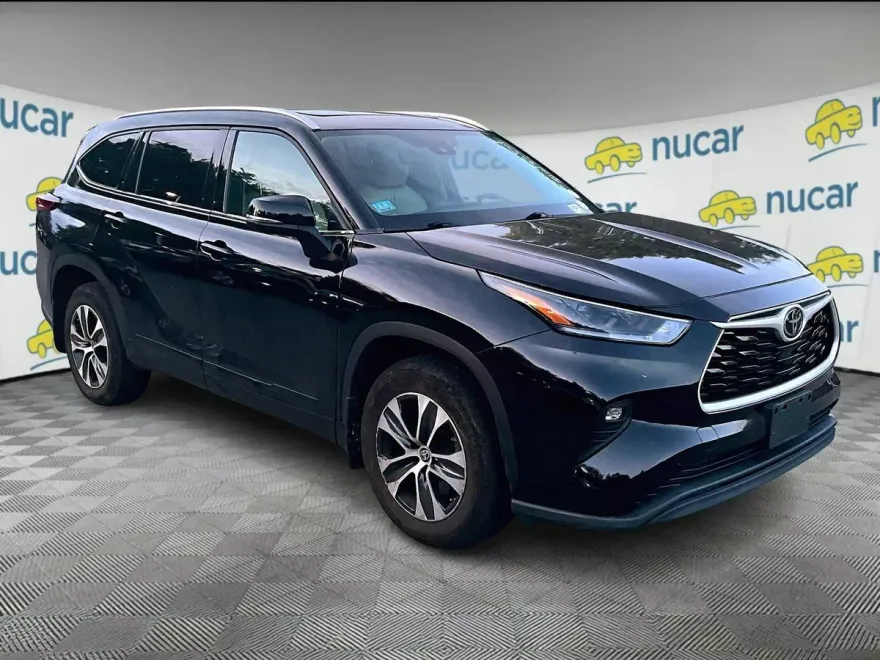 2021 Toyota Highlander XLE photo 1