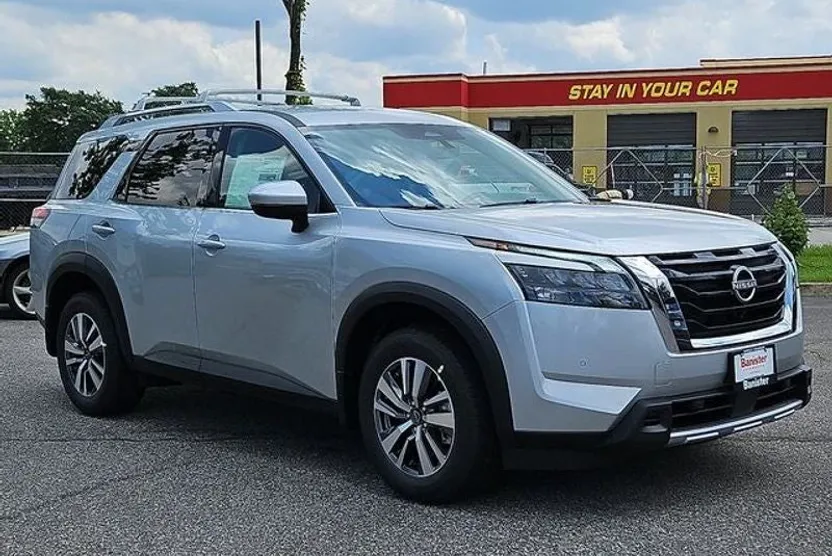 2025 Nissan Pathfinder SL photo 1