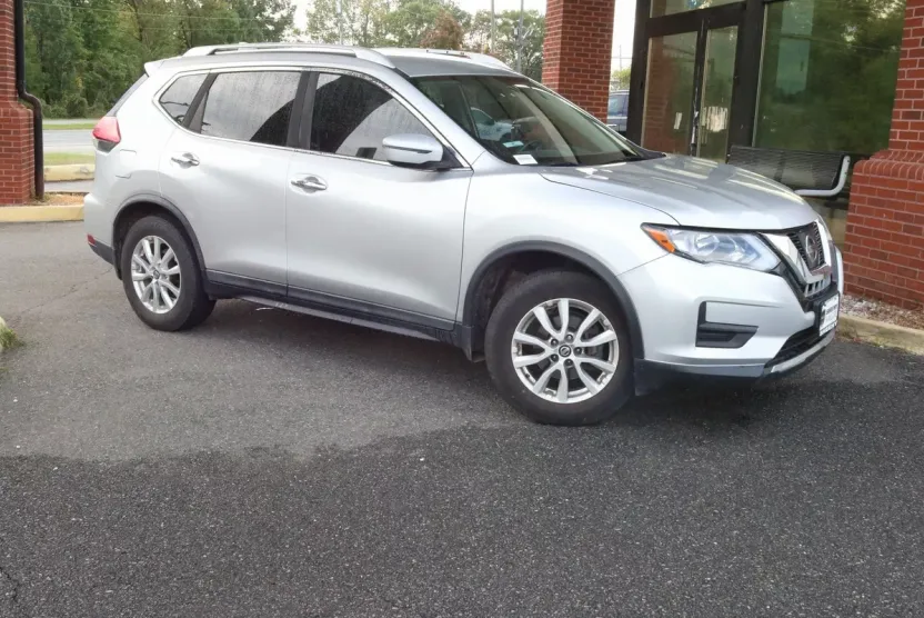 2017 Nissan Rogue SV photo 1