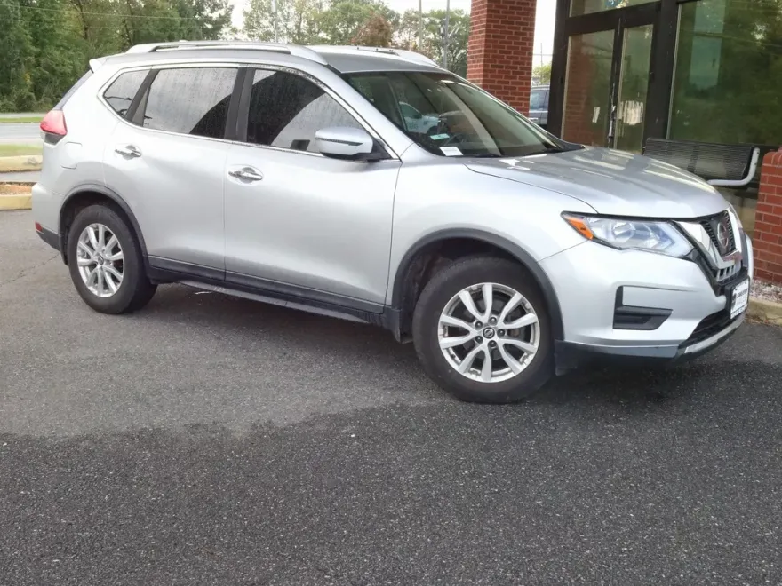 2017 Nissan Rogue SV photo 1