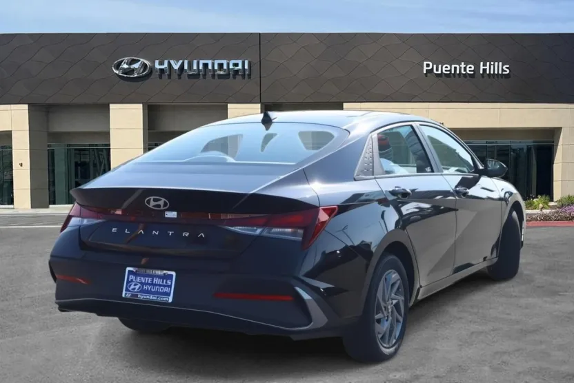 2025 Hyundai Elantra SEL Sport photo 1