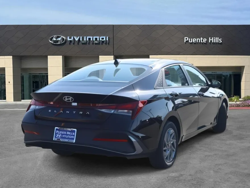 2025 Hyundai Elantra SEL Sport photo 1