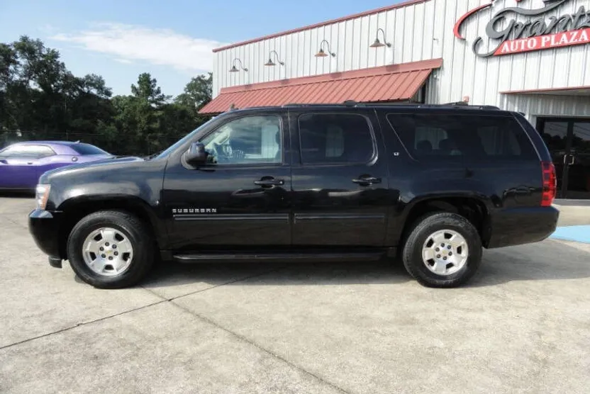 2010 Chevrolet Suburban LT photo 1