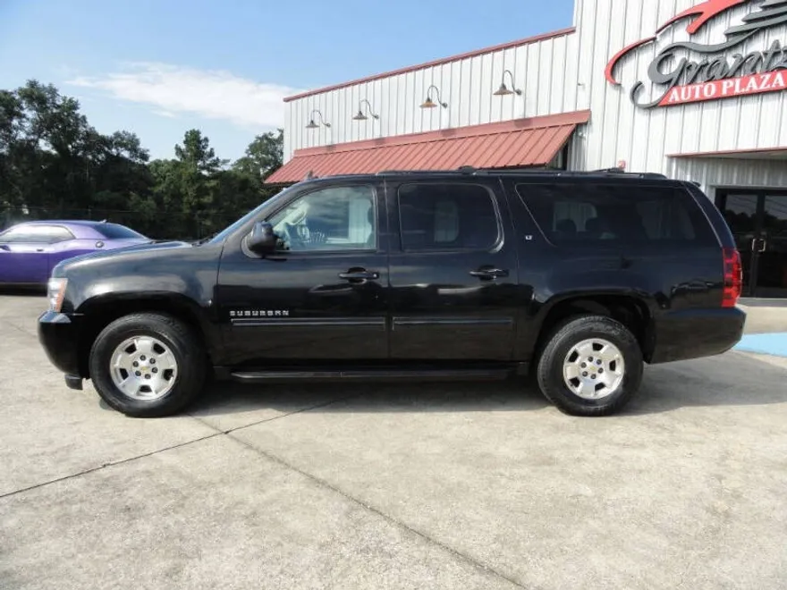 2010 Chevrolet Suburban LT photo 1