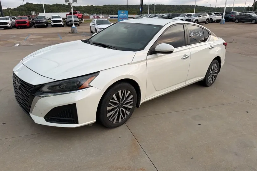 2023 Nissan Altima 2.5 SV photo 1