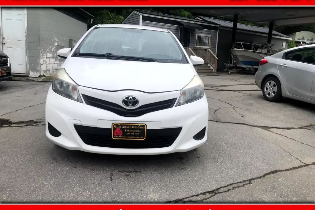 2013 Toyota Yaris LE photo 1