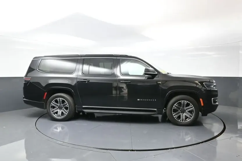 2023 Jeep Wagoneer L Series II photo 1