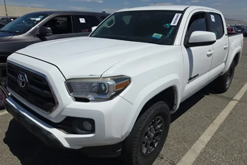 2017 Toyota Tacoma SR5 Double Cab V6 photo 1