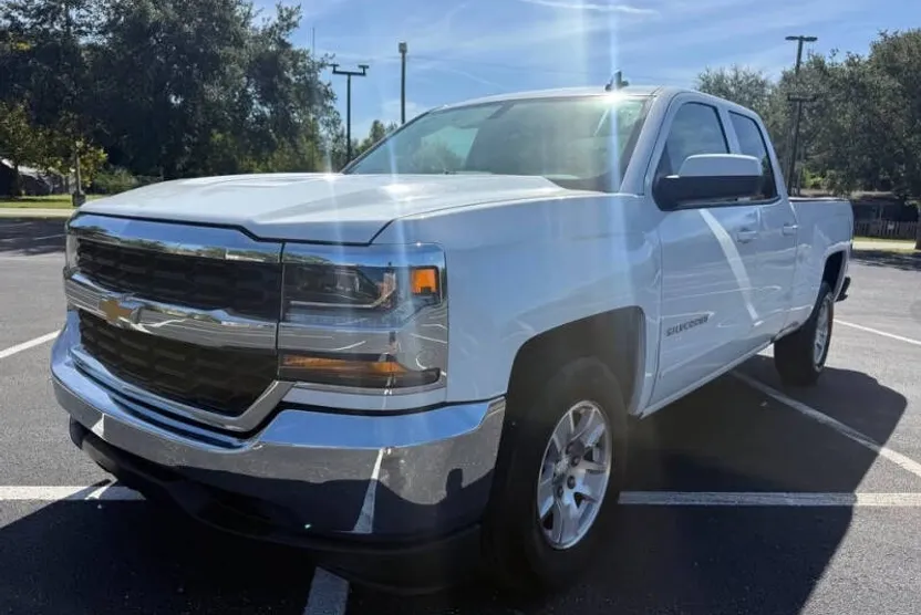 2018 Chevrolet Silverado 1500 LT photo 1