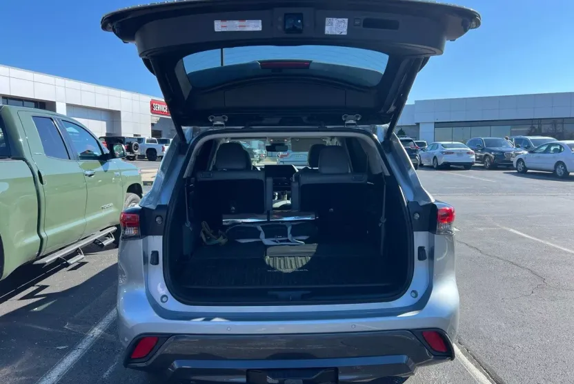 2021 Toyota Highlander Limited photo 1