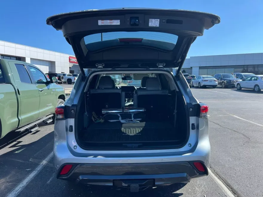 2021 Toyota Highlander Limited photo 1
