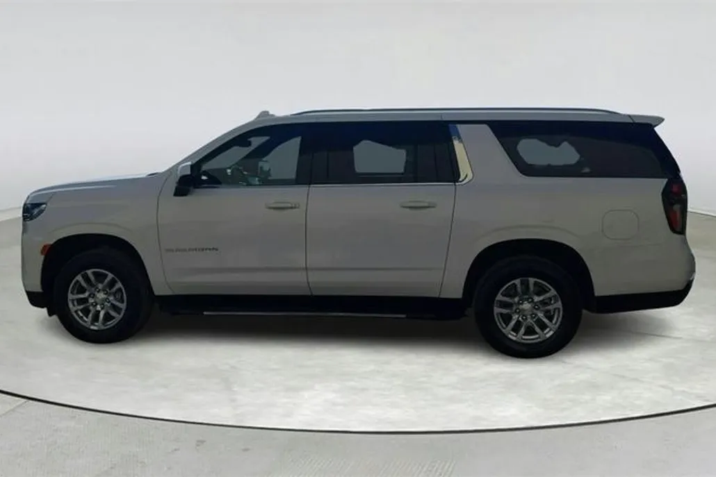 2023 Chevrolet Suburban LT photo 1
