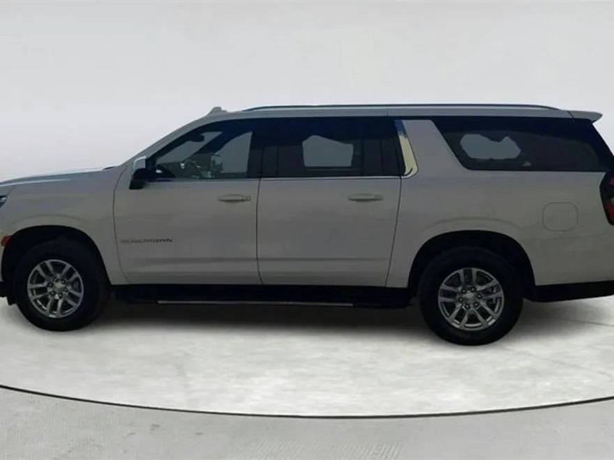 2023 Chevrolet Suburban LT photo 1