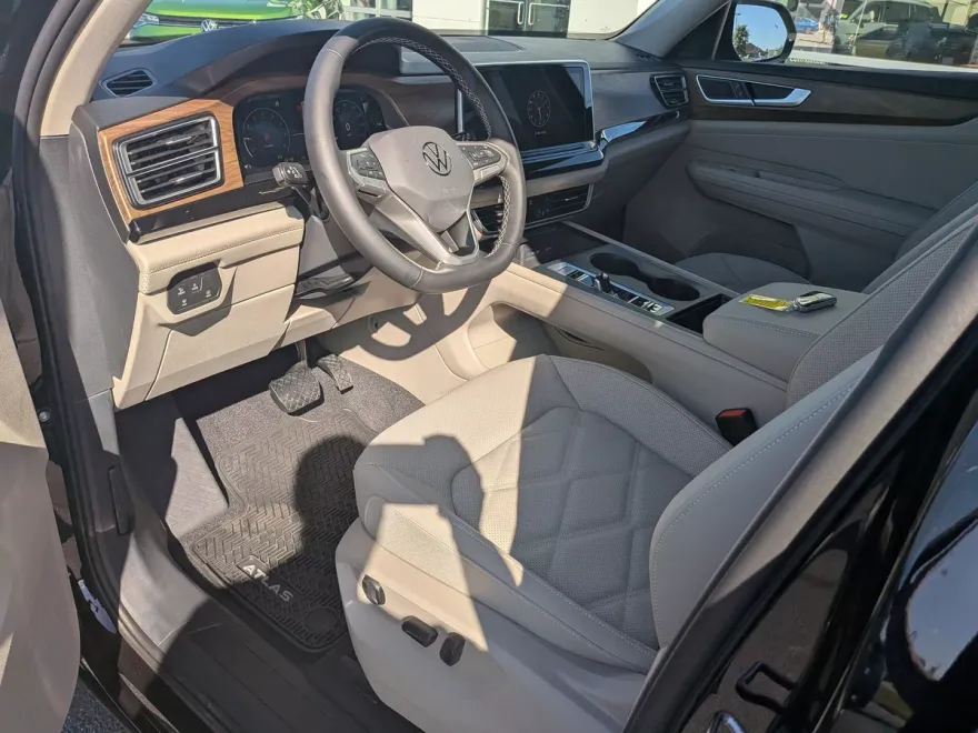 2026 Volkswagen Atlas SE photo 1