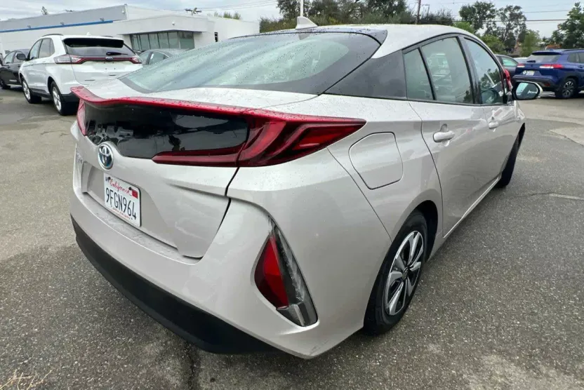 2017 Toyota Prius Prime Premium photo 1